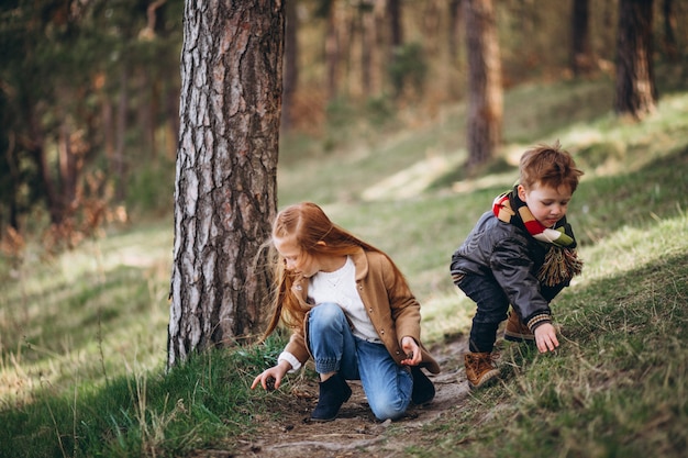 Девушка с ее младшим братом вместе в лесу