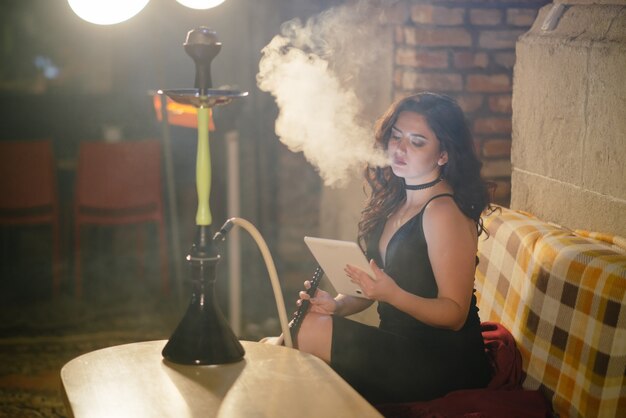 girl with hookah