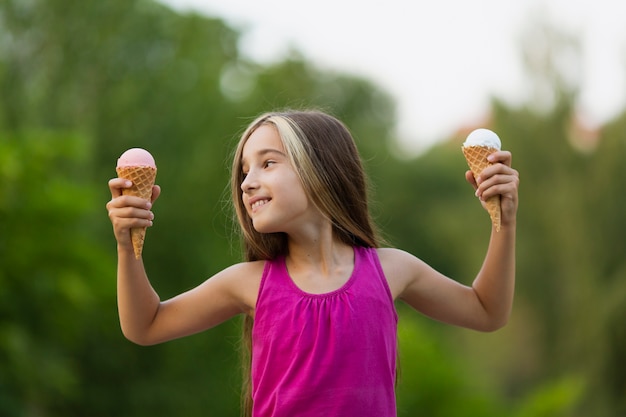 공원에서 아이스크림 소녀