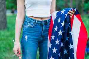 無料写真 ジーンズと自然のアメリカの旗を持つ少女