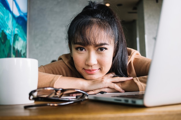 Free photo girl with laptop at table