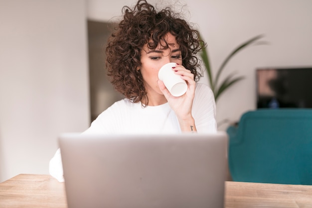 Foto gratuita ragazza con un computer portatile