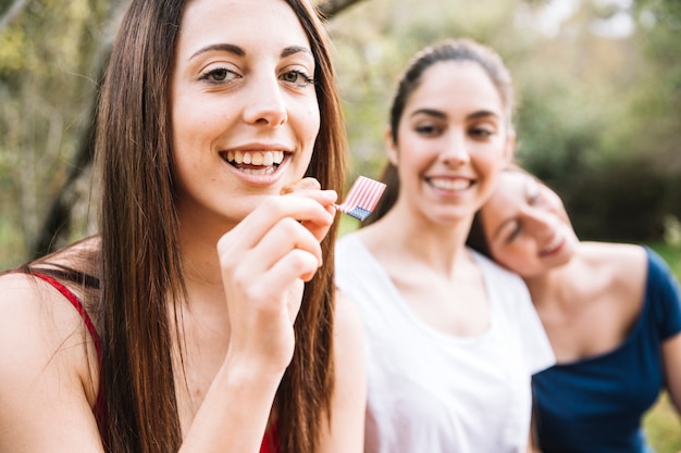 Foto gratuita ragazza con poca bandiera