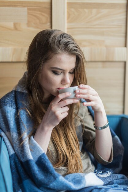 お茶を飲んで、長い髪の少女