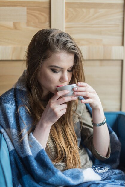 Девушка с длинными волосами пить чай