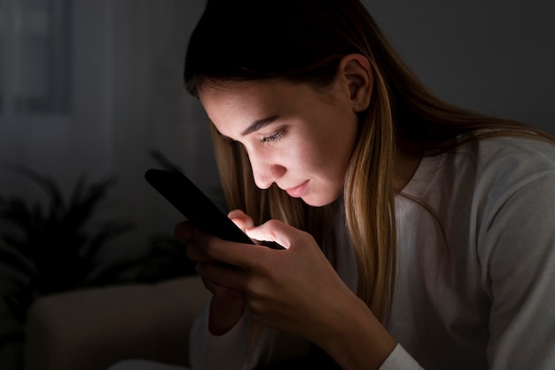 Ragazza con il cellulare a casa