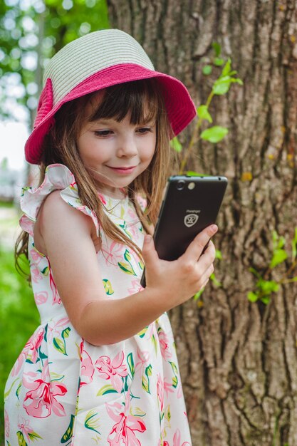 携帯電話を持つ少女