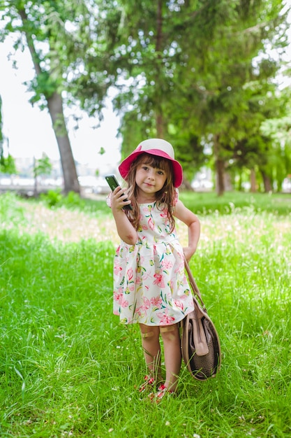 携帯電話を持つ少女