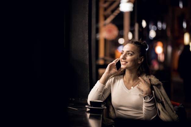 Девушка с телефоном в ночное время