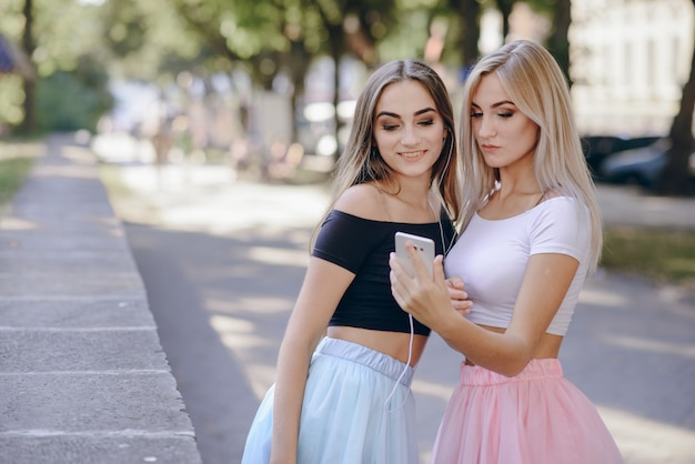 Foto gratuita ragazza con il telefono