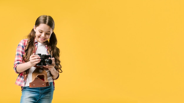 女の子、スタジオでの写真カメラ付き