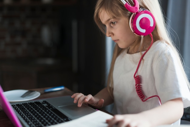 Foto gratuita ragazza con laptop rosa