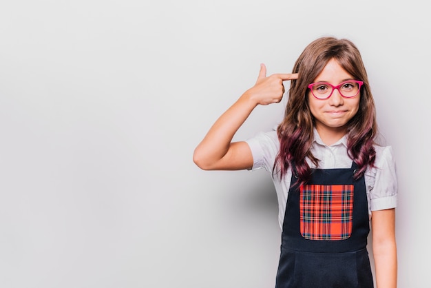 Foto gratuita ragazza con espressione giocosa