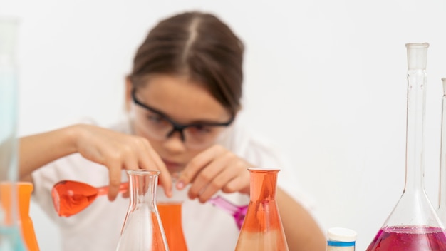 化学実験をしている安全メガネの女の子