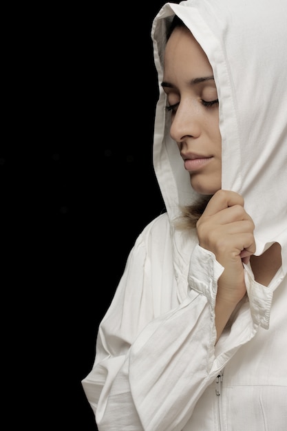 Ragazza con la camicia e gli occhi chiusi