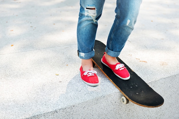 Foto gratuita una ragazza con uno skateboard