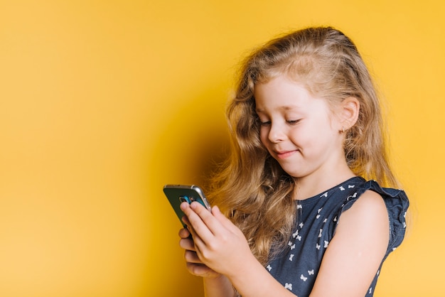 Ragazza con smartphone