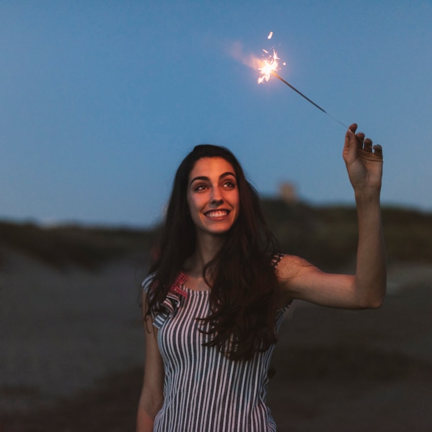 Foto gratuita ragazza con sparkler