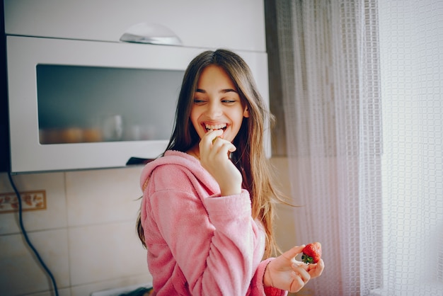 Free photo girl with strawberries