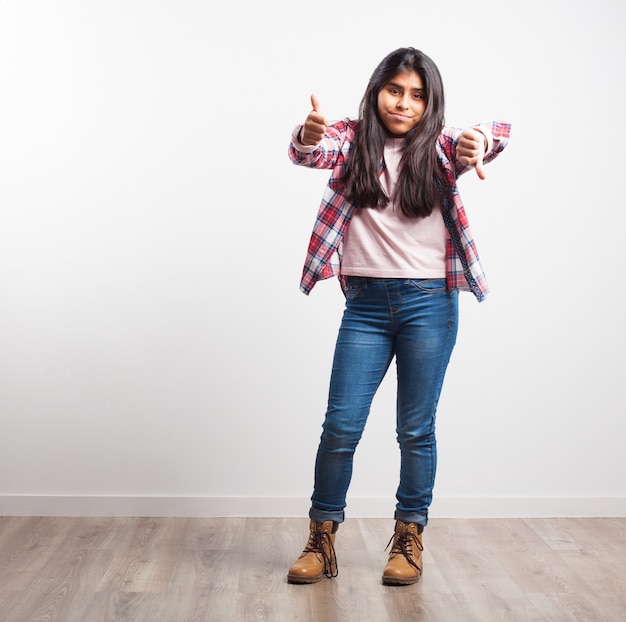 La ragazza con un pollice su e giù