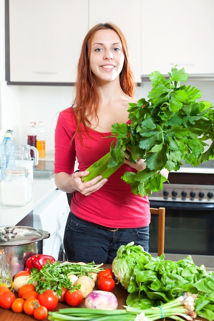 Девушка с овощами в кухне