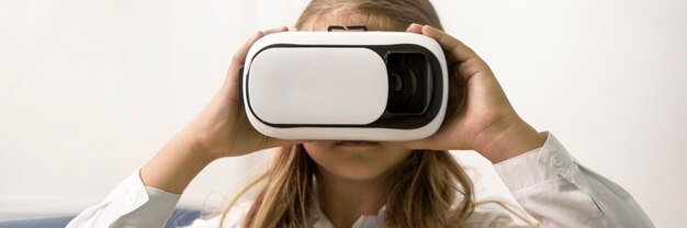 Девушка с очками vr в школе