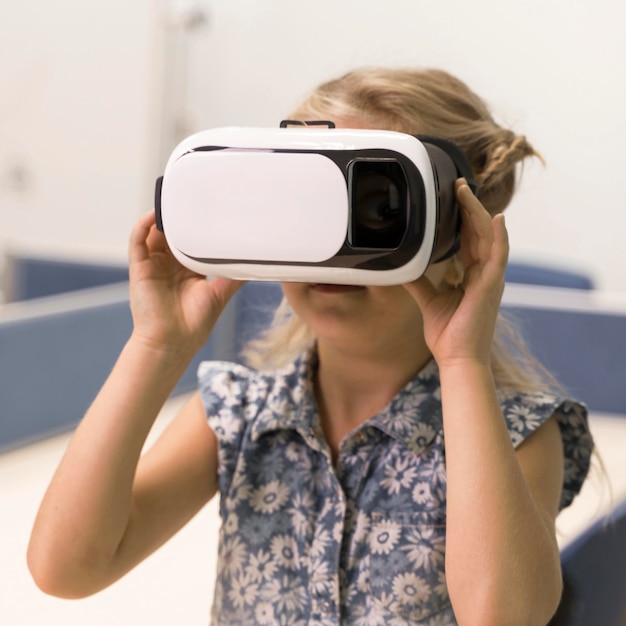 Foto gratuita ragazza con vr glaas a scuola