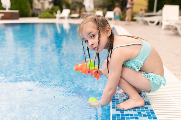 プールでの水鉄砲を持つ少女