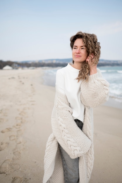 Free photo girl  with wavy hair alongside sea