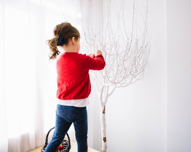 Foto gratuita ragazza con albero bianco