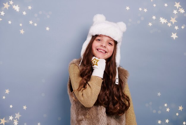 冬の帽子と手袋を持つ少女