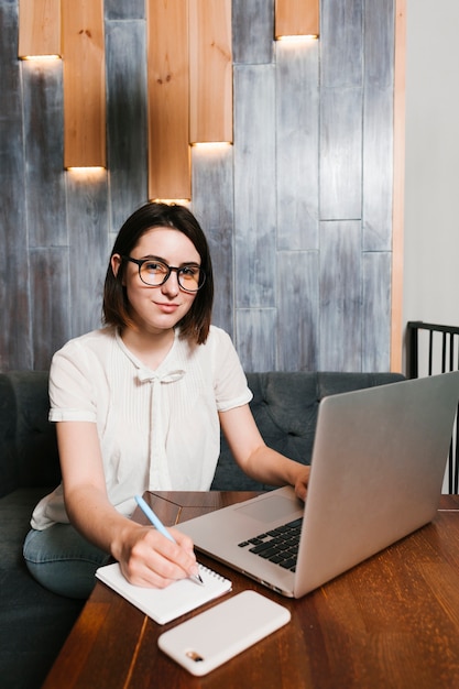 Free photo girl working in the office