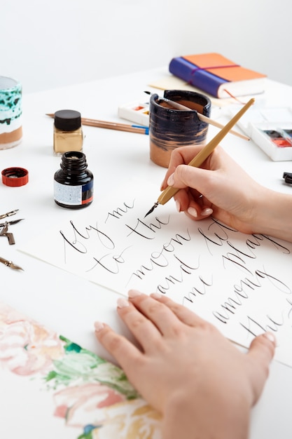 Девушка написание каллиграфии на открытках. Арт Дизайн.