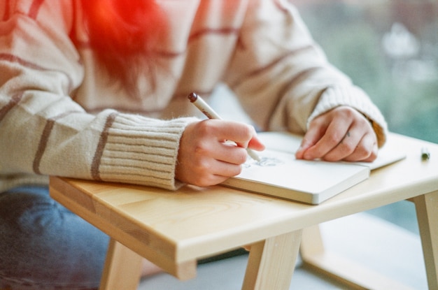 Free photo girl writing in a notebook