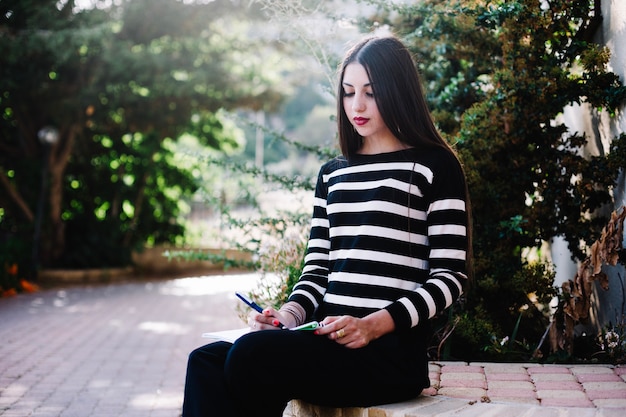 Free photo girl writing on notebook