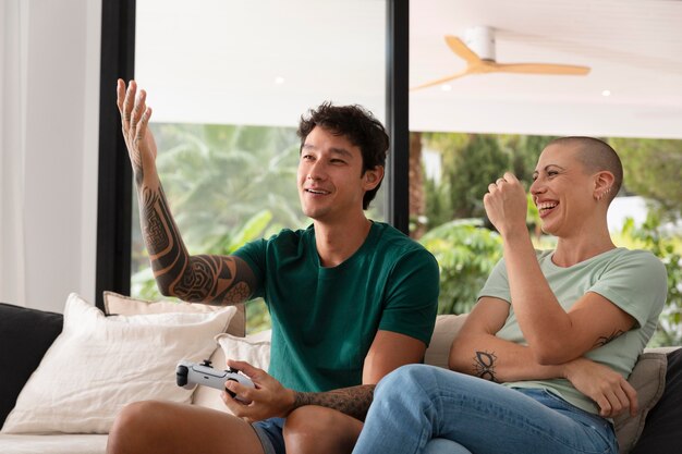 Девушка и парень вместе играют в видеоигры дома