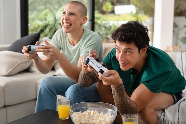 Девушка и парень вместе играют в видеоигры дома