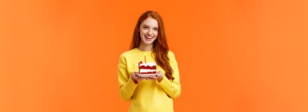 ガールフレンドは、パートナーの誕生日の罪を祝うために、サプライズ パーティーにケーキとろうそくを 1 つ持ってきました。