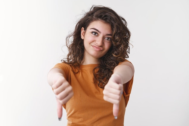 Ragazza tasso film orribile spettacolo pollice in giù rabbrividire accigliato antipatia delusione