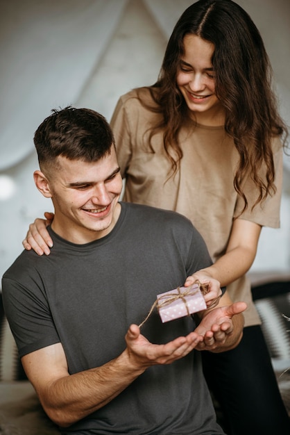 Free photo girlfriend surprising boyfriend for valentine's day