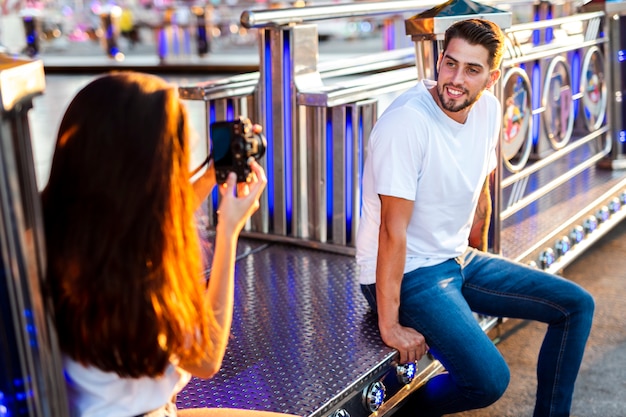 Foto gratuita fidanzata che cattura foto del ragazzo