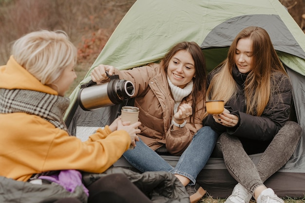 Подружки пьют чай в палатке