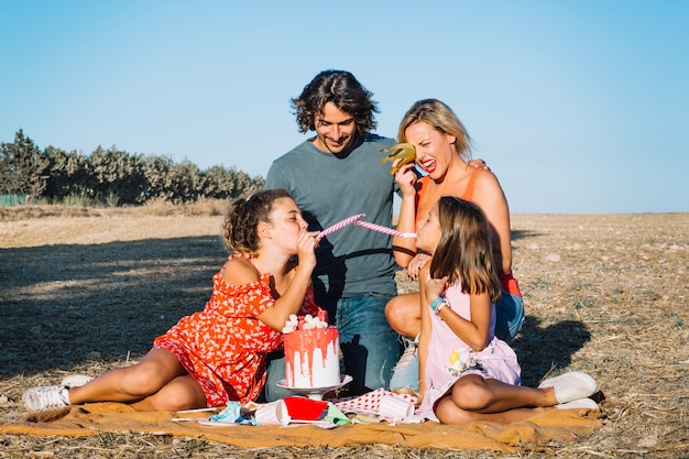 Foto gratuita ragazze che suonano le corna