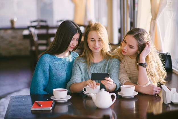 girls in cafe