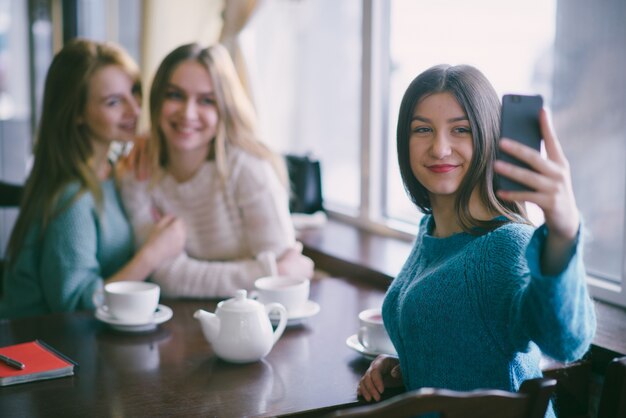 girls in cafe