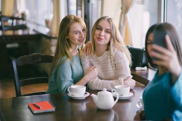 girls in cafe