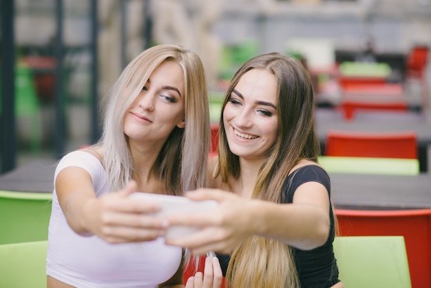 girls in cafe