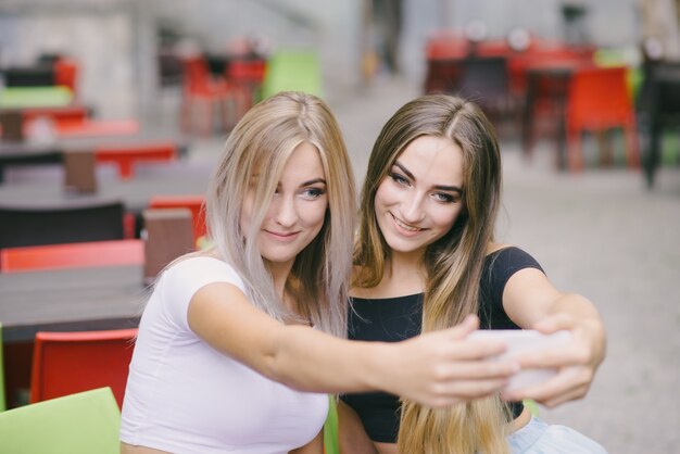 girls in cafe