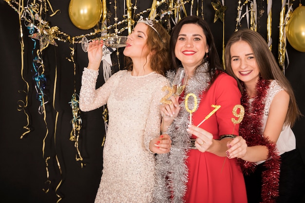 無料写真 2019年の新年パーティーで祝う女の子
