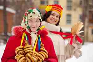 Foto gratuita ragazze che celebrano shrovetide